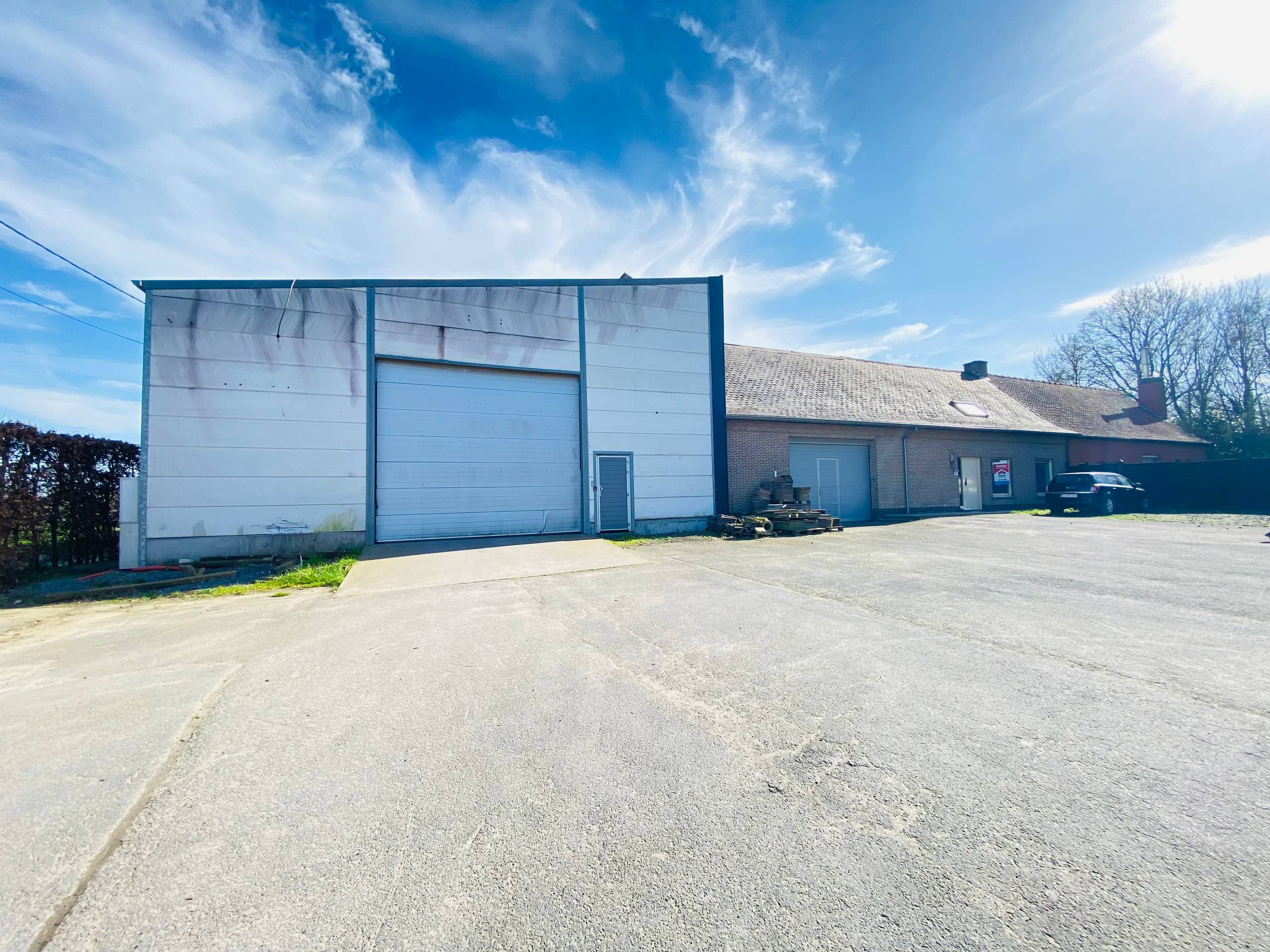 Woonst met loods (475 m²-nijverheidszone) en garage (160 m²) - foto 1