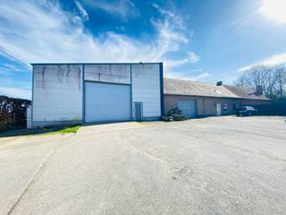 Zonnebeke: Woonst met loods (nijverheidszone) en garageMogelijkheid om loods uit te breiden (+/- 600m² extra)zie plan  De woning bestaat uit :  *...