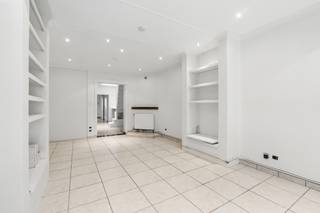 <p>Te koop: energiezuinige woning in het hart van Temse, op wandelafstand van scholen, openbaar vervoer en het treinstation.</p>
<p>Deze woning combineert authentieke charme met moderne efficiëntie. Dankzij het EPC-label A geniet je van lage energiekosten en een duurzaam wooncomfort. De toplocatie vlakbij het centrum biedt alle voorzieningen binnen handbereik, terwijl de leuke buitenruimte een aangename plek is om te ontspannen.</p>
<p>Belangrijkste ruimtes:<br />• Inkomhal (2 m²)<br />• Ruime living (26 m²) met veel lichtinval<br />• Volledig ingebouwde keuken (15 m²)<br />• Berging (12 m²) en extra berging (2 m²)<br />• Hal (5 m²)<br />• Badkamer (7 m²) met douche, ligbad, toilet en dubbele wastafel<br />• Twee slaapkamers (14 m² en 13 m²)<br />• Toilet (2 m²)<br />• Terras</p>
<p>Troeven:<br />• Energiezuinig met EPC A<br />• Toplocatie vlakbij het centrum<br />• Leuke buitenruimte</p>
<p>Neem vandaag nog contact op met je ERA-makelaar voor een bezoek. JOUW DROOMHUIS. ZO GEVONDEN!</p>