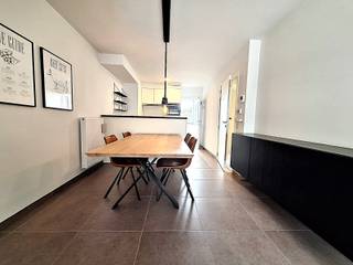 Dit appartement situeert zich in het bruisende centrum van Roeselare gelegen vlakbij winkels, scholen en verschillende invalswegen.Uiterst...