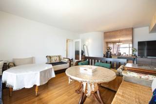 LAEKEN, quartier Mutsaard, spacieux appartement de ± 80m² situé au 8ème étage. Il se compose comme suit : hall d'entrée avec vestiaire, living de ± 31m, cuisine équipée, 2 chambres ( ± 11m² et ± 14m²), terrasse, salle de bains, WC séparé et cave (C31). Possibilité garage Box en supplément (+20.000€) (G5). Actuellement loué 831€/mois - hors garage et hors charges bail 9 ans 20/07/2017. Charges : 150€/mois (communs, syndic, assurance et entretien). PEB en cours. Mesures données à titre indicatif.