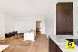 <p><span>Exclusief wonen op de bovenste verdieping: Prachtig gerenoveerd dakappartement met zuidgericht terras</span></p><p><span>Bent u op zoek naar de ultieme combinatie van licht, luxe en een centrale locatie? Dit onlangs totaal gerenoveerde dakappartement (2026) biedt u een unieke woonbeleving op een absolute toplocatie in Wilrijk, nabij de gegeerde Pulhofwijk. Met een royale oppervlakte van ca. 111 m², een hoogwaardige afwerking op parket en een uitstekende Mobiscore van 9/10, geniet u hier van alle comfort van een nieuwbouw in een residentiële omgeving.</span></p><p><span> </span></p><p><span>Stijlvolle inkom & praktische berging</span></p><p><span>U komt het appartement binnen via een verzorgde inkomhal met een apart gastentoilet. Direct aansluitend vindt u een uiterst praktische berging, voorzien van een ruime ingemaakte kast en de nodige aansluitingen voor uw wasmachine en droogkast. Zo blijft uw woonruimte altijd strak en opgeruimd.</span></p><p><span> </span></p><p><span>Lichtrijke leefruimte & designkeuken</span></p><p><span>Het hart van dit dakappartement is zonder twijfel de riante leefruimte met open keuken van ca. 40m². De prachtige parketvloer en de grote raampartijen zorgen voor een warme, uitnodigende sfeer met een overvloed aan natuurlijk licht. De open keuken is een droom voor elke kookliefhebber: voorzien van een stijlvol kookeiland met ontbijthoek en uitgerust met kwalitatieve toestellen, waaronder een inductiekookplaat met ingebouwde afzuiging en een ruime oven. Een perfecte plek om gasten te ontvangen of in alle rust te genieten.</span></p><p><span> </span></p><p><span>Slaapkamers, bureel & badkamer</span></p><p><span>De nachthal, eveneens voorzien van een handige ingemaakte kast, leidt naar de verschillende kamers. De masterbedroom van ca. 18 m² en de tweede slaapkamer van ca. 10 m² zijn beide smaakvol afgewerkt op parket en bieden direct toegang tot het zonnige terras. Een bijzondere troef is de derde polyvalente ruimte van ca. 12 m². Dankzij de natuurlijke lichtinval via de lichtkoepel is dit de ideale plek voor een riante dressing of een rustig thuiskantoor. De moderne badkamer sluit hier naadloos op aan met een ruime inloop-regendouche en een elegant wastafelmeubel.</span></p><p><span> </span></p><p><span>Zonnig terras & parkeren</span></p><p><span>Heerlijk ontspannen kan op het zuidgerichte terras, waar u de hele dag van de zon geniet. Het terras beschikt bovendien over een handige extra opbergkast. Bij het appartement is een private kelderberging inbegrepen. Voor optimaal comfort heeft u bovendien de mogelijkheid om een ondergrondse autostaanplaats aan te kopen voor 20.000 euro, waardoor parkeerstress definitief tot het verleden behoort.</span></p><p><span> </span></p><p><span>Troeven:</span></p><p><span>- Totaalrenovatie (2026): Kwalitatieve afwerking en modern comfort.</span></p><p><span>- Toplocatie: Gelegen nabij de Pulhofwijk met een Mobiscore van 9,0.</span></p><p><span>- Licht & Ruimte: Royale kamers en een prachtige lichtinval doorheen het hele pand.</span></p><p><span>- Extra troef: Polyvalente derde kamer (dressing of bureel) met lichtkoepel.</span></p><p><span>- Zuidgericht terras: Optimaal genieten van de zon aan de rustige achterzijde.</span></p><p><span> </span></p><p><span>Kortom: een instapklaar en luxueus dakappartement dat ruimte en rust combineert met een centrale ligging. Maak vandaag nog een afspraak voor een bezoek en laat u verrassen!</span></p>