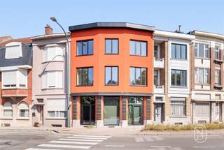 <p><span><strong>CASCO commercial property with a duplex apartment in a central and prominent location in Ronse.</strong></span></p><p><span>This partially renovated commercial property with a duplex apartment offers an excellent opportunity for those who want to combine living and working or are looking for an attractive investment project. Thanks to its central location, the property enjoys excellent visibility and accessibility.</span></p><p><span>The building has a basement and features a cozy courtyard. Renovations already completed include updated electrical wiring, insulation, and new double-glazed aluminum windows. With an EPC rating of D, this shell property provides a solid foundation for further finishing according to your own wishes and needs.</span></p><p><span>An added bonus is the LED screen on the facade, which can be leased for external advertisements, thereby creating an additional source of income.</span></p><p><span>For sale through Immo Beguin, your real estate expert since 2009.</span></p><p><span>✉️ </span><span>emmy@immobeguin.be</span></p>
