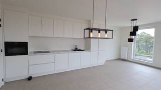 Op een toplocatie in het centrum van Roeselare, op wandelafstand van winkels, horeca en openbaar vervoer, bevindt zich dit prachtig afgewerkte nieuwbouwappartement gelegen op de derde verdieping in residentie "HOX". Dankzij de uitstekende ligging geniet u van alle voorzieningen binnen handbereik, terwijl u woont in een energiezuinig appartement met alle hedendaagse comfort.<br /><br />Het appartement is volledig nieuw, reeds geschilderd en instapklaar. De lichtrijke leefruimte is voorzien van stijlvolle verlichting en sluit aan op een volledig geïnstalleerde open keuken met kwalitatieve toestellen. Verder beschikt het appartement over één volwaardige slaapkamer, waar reeds gordijnen voorzien zijn, en een moderne badkamer uitgerust met een comfortabele inloopdouche.<br /><br />Een absolute troef is het ruime terras van maar liefst 18 m², waar u in alle rust kunt genieten van de buitenlucht.<br />Daarnaast is het appartement uitgerust met airconditioning, wat zorgt voor extra wooncomfort tijdens warme zomerdagen.<br />Bij het appartement hoort bovendien een autostaanplaats, te huur aan € 70/maand.<br /><br /><u>Beschikbaar</u> : Onmiddellijk<br /><u>Gemeenschappelijke kosten</u> : €60/maand<br /><br /><u>Op zoek naar een energiezuinig appartement met één slaapkamer?:</u><br />Ga naar de website www.dicasa.be, klik op het pand dat je wenst te huren en vul via de knop "Bezoek aanvragen" een kort profiel in. Daarna nemen we contact met je op voor een bezoek. Telefonisch kunnen er geen afspraken gemaakt worden.<br />