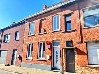 Woning met 3 slaapkamers en stadstuin.Indeling:gelijkvloers: inkom, living met open keuken, badkamer, aparte wceerste verdiep: 3 slaapkamerstweede...