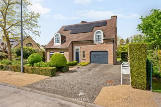 Deze lichtrijke en perfect onderhouden villa in Wetteren is gelegen op een prachtig perceel van 1.271 m² en combineert charme, ruimte en een uitzonderlijke woonkwaliteit. De woning, gebouwd in 1998 en volledig instapklaar, biedt een bewoonbare oppervlakte van 254 m² en is afgewerkt in een warme, karaktervolle stijl.<br />Binnen geniet u van een aangename lichtinval en een doordachte indeling. De leefruimte sluit harmonieus aan op de open keuken, wat zorgt voor een open en uitnodigende sfeer. Verder beschikt de woning over een praktische berging en een inpandige garage. Op de verdieping bevinden zich vier volwaardige slaapkamers en een zolder die extra mogelijkheden biedt.<br />De tuin is prachtig aangelegd en vormt een groene oase van rust en privacy waar het heerlijk vertoeven is in elk seizoen.<br />Ook energetisch zit u hier goed, met een EPC-label B (163 kWh/m² jaar), zonnepanelen en een thuisbatterij die bijdragen aan een efficiënte energiehuishouding.<br />Tot slot is de ligging bijzonder gunstig: rustig en residentieel, maar tegelijk vlot bereikbaar dankzij de nabijheid van de autostrade en belangrijke invalswegen. Winkels, scholen en andere voorzieningen bevinden zich op korte afstand.<br />Een instapklare villa met karakter, waar comfort, uitstraling en ligging perfect samenkomen.<br />Stedenbouw in aanvraag.