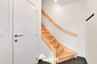 Ontdek deze stijlvolle nieuwbouwwoningen, rustig gelegen in een groene, landelijke omgeving. Binnen ervaar je meteen een aangenaam gevoel van ruimte. Met een bewoonbare oppervlakte van ca. 182 m² en opvallend ruime slaapkamers bieden deze woningen heel wat meer ruimte dan je doorgaans van een nieuwbouwwoning verwacht. De praktische indeling, moderne architectuur en duurzame technieken maken het plaatje compleet. Een comfortabele thuis waar ruimte, rust en hedendaags wooncomfort perfect samenkomen.<br /><br />Je komt binnen via een inkomhal met gastentoilet. De ruime en lichtrijke leefruimte vormt het hart van de woning en sluit naadloos aan op de open keuken. Aansluitend vind je een praktische berging/wasruimte.<br />Op de bovenverdieping zijn er 3 tot 4 volwaardige slaapkamers, een comfortabele badkamer en extra bergruimte. Perfect voor gezinnen of wie graag wat extra plaats heeft.<br /><br />Deze woningen zijn bijzonder energiezuinig met een E-peil lager dan 20 en uitgerust met zonnepanelen én een warmtenetwerk. Dat betekent:<br />Lagere energiekosten, hoog wooncomfort, duurzaam en klaar voor de toekomst<br /><br />Als koper heb je nog inspraak in de afwerking van de keuken, vloeren en badkamer. Voor deze afwerkingen zijn budgetten voorzien die reeds in de aankoopprijs zijn inbegrepen.<br /><br />De toegevoegde foto’s zijn beelden van de modelwoning en geven een goed beeld van de afwerking en uitstraling.<br />Momenteel zijn er nog drie gesloten bebouwingen en één halfopen bebouwing te koop.<br /><br />* Prijzen excl. btw en kosten.<br /><br />Een vrijblijvend gesprek over dit project is mogelijk bij ons op kantoor.<br /><br /><strong>Ook wild geworden van deze thuis?<br />Twijfel niet langer en leg vandaag nog uw bezoek vast!</strong>