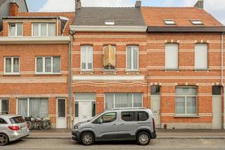 Deze karaktervolle woning bevindt zich pal in het centrum van Kapellen, op wandelafstand van winkels, openbaar vervoer, scholen en het administratief centrum. Een ideale locatie voor wie graag alles binnen handbereik heeft. Deze woning combineert authentieke charme met praktische ruimtes en een uitstekende ligging. Dankzij de vier slaapkamers, tuin en extra bergruimte is dit een ideale gezinswoning!
INDELING
Gelijkvloers: Inkomhal, gezellige woonkamer en eetkamer, keuken, badkamer, veranda met zicht op de tuin
1ste verdieping; 2 ruime slaapkamers en 1 kleinere kamer (ideaal als bureau, dressing of kinderkamer)
2de verdieping: Ruime slaapkamer en zolderruimte
Kelder: droge kelder, perfect voor stockage
Buiten: Zonnige tuin met tuinberging
PLUSPUNTEN
✅ Centrale ligging nabij alle voorzieningen
✅ 4 slaapkamers
✅ Droge kelder
✅ Zolder
✅ Zonnige tuin met tuinberging
✅ EPC label C: geen renovatieverplichting
✅ Asbestveilig
✅ Laag KI
Interesse in deze charmante woning? Maak dan snel een afspraak op 0477 349 279 of via info@tensenvastgoed.be.