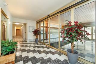 <p>Ooit gedroomd van een lichtrijk doorloopappartement met een terras aan zowel de voor- als de achterzijde? Op de derde verdieping van Frieslandstraat 4 vind je precies dat: een ruime woning in een rustige straat, en toch vlakbij alles wat Hoboken en Antwerpen te bieden hebben.</p><p> </p><p>De ligging is een troef op zich: winkels, scholen en openbaar vervoer liggen op wandelafstand, en dankzij de nabijheid van de A12, E19, E17 en de Antwerpse Ring ben je vlot onderweg naar de stad en de omliggende gemeenten. Vlakbij ligt de Blikfabriek, de voormalige industriële site die is uitgegroeid tot een bruisende ontmoetingsplaats voor cultuur, horeca en evenementen. Liever de natuur op? De Hobokense Polder, een uitgestrekt natuurgebied langs de Schelde, is ideaal voor een wandeling, een fietstocht of gewoon om tot rust te komen.</p><p> </p><p>Troeven in een oogopslag:</p><ul><li>Doorloopappartement met terras aan voor- en achterzijde</li><li>2 ruime slaapkamers</li><li>Grote ingemaakte kast in de inkomhal</li><li>Kelderberging</li><li>Optioneel een afgesloten garagebox (€ 39.000)</li><li>EPC-label B</li><li>Rustige, centrale ligging vlakbij de Blikfabriek en de Hobokense Polder</li></ul><p> </p><p>Op de derde verdieping betreed je het appartement via de inkomhal, met een grote ingemaakte kast voor jassen en schoenen, en toegang tot het apart toilet en de douchekamer. De lichtrijke leefruimte vormt het hart van de woning en geeft toegang tot de keuken en de terrassen aan voor- en achterzijde.</p><p> </p><p>Aansluitend liggen de twee ruime slaapkamers. Voor extra opbergruimte is er een kelderberging, en wie graag zijn wagen inparkeert, kan een afgesloten garagebox bijkopen voor € 39.000.</p><p> </p><p>Deze woning combineert ruimte, lichtinval en een centrale ligging in een super leuk gebouw.</p><p> </p><p>Plan je bezoek via sinjoor.be, 03 283 05 00 of stad@sinjoor.be.</p><p> </p>