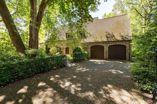 <strong>Te renoveren gezinswoning met 6 slaapkamers op een prachtig perceel van ca. 2.581 m²</strong><br /><br /><strong>Deze ruime woning bevindt zich in een rustige straat in een gegeerde woonwijk en biedt een unieke opportuniteit voor wie op zoek is naar een totaalrenovatieproject met bijzonder veel potentieel. Met een bewoonbare oppervlakte van ca. 270 m², zes slaapkamers en een prachtig west georiënteerd perceel van ca. 2.581 m² vormt deze eigendom de ideale basis voor een ruime en hedendaagse gezinswoning op toplocatie.</strong><br /><br /><strong>De gelijkvloerse verdieping:</strong><br />- een ruime inkomhal met vestiaire en gastentoilet met separate handenwasser,<br />- een woonkamer met open haard en grote raampartijen,<br />- een aparte keuken met aansluitende eethoek en deur naar de tuin<br />- een praktische bergplaats,<br />- een dubbele inpandige garage met extra bergruimte en aansluiting voor wasapparatuur<br /><br /><strong>De eerste verdieping:</strong><br />- een centrale nachthal met apart toilet,<br />- hoofdslaapkamer met berging onder dak en ensuite badkamer met met ligbad, dubbele lavabo, bidet en toilet,<br />- 4 volwaardige slaapkamers<br />- een douchekamer met douche en dubbele lavabo,<br /><br /><strong>De tweede verdieping:</strong><br />- te bereiken via een vaste trap vanuit een slaapkamer<br />- zesde slaapkamer<br />- opbergruimte<br /><br /><strong>De tuin:</strong><br />- een prachtig perceel van ca. 2.581 m²,<br />- west georiënteerde tuin, ideaal om van de avondzon te genieten,<br />- veel privacy en groenbeleving,<br />- ruime mogelijkheden voor terras, tuinconcept of zwembad (cfr. bouwvoorschriften),<br />- rustige en aangename omgeving<br />- tuinberging aan huis<br /><br /><strong>Algemeen:</strong><br />- ruime woning met veel potentieel, totaalrenovatieproject,<br />- een functionele indeling,<br />- gelegen in een rustige straat in een gegeerde wijk,<br />- deels onderkelderd (ruime berging), deels kruipkelder,<br />- verwarming op gas (Vaillant Ecotecplus 2022),