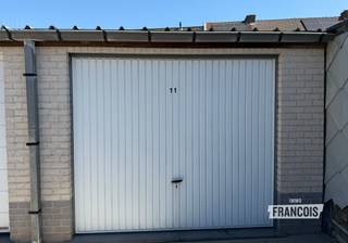 Bent u op zoek naar een ruime garagebox voor het veilig stallen van uw wagen, extra opslagruimte of als praktische investering? Dan is deze garage in de Moerestraat te Gistel zeker het bekijken waard.<br /><br />De garage maakt deel uit van een complex bestaande uit 23 afzonderlijke garageboxen en is gelegen vlak bij de kruising van de Moerestraat en de Tempeldreef, op korte afstand van de Nieuwpoortsesteenweg. Hierdoor geniet u van een vlot bereikbare ligging vanuit zowel het centrum van Gistel als de omliggende gemeenten.<br /><br />De garage heeft een diepte van circa 6,40 meter en is licht trapeziumvormig. Vooraan bedraagt de breedte ongeveer 3,57 meter, terwijl deze achteraan verbreedt tot circa 4,19 meter. Dit resulteert in een oppervlakte van ongeveer 25 m².<br /><br />De garage is voorzien van een manuele garagepoort. Er is tevens mogelijkheid tot elektriciteitsvoorziening.<br /><br />
