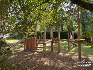 <strong>Immo Van Middelem verkoopt dit RUIM en LICHTRIJK appartement (+/- 92 m²) met 2 slaapkamers, tuin, garage en staanplaats nabij het centrum van Dilbeek.<br /><br /></strong>Het is gelegen op de 1e verdieping van een goed onderhouden gebouw op wandelafstand van winkels, scholen, restaurants en openbaar vervoer. De Brusselse Ring ligt op amper 1,5km.<br /><br />De indeling is als volgt:<br />- inkomhal, living (salon en eetplaats) met toegang tot de tuin, volledig ingerichte keuken met toegang tot het terras, 2 slaapkamers, badkamer en berging.<br />- in de ondergrondse verdieping beschikt u nog over een kelderruimte.<br />- privatieve garage.<br />- directe toegang tot een openbare speeltuin, een extra troef voor gezinnen met kinderen.<br /><br />Inbraakwerende deur.<br />Gemeenschappelijke kosten + Verwarming, warm water (syndicus, onderhoud en schoonmaak gemene delen): +/- 180€/maand.<br />Collectieve CV op gas. EPC: 292 kWh/m².jaar (UC: 3915832).<br />Vrij bij akte.