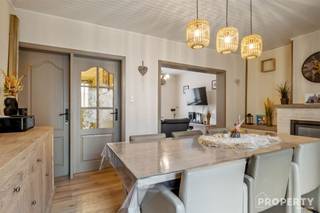 Deze charmante woning in Hulste biedt een perfecte combinatie van comfort en functionaliteit op een perceel van 208m².Met 136m² bewoonbare...