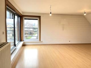 Zonnig dakappartement op 2de verdieping in doodlopende straat met 2 slaapkamers, woonkamer met open keuken, ruime bergzolder, zuid-gericht terras...