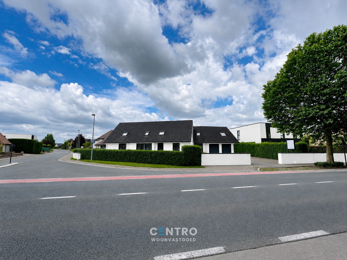 Vrijstaande VILLA (430m²) op een hoekperceel van ± 1.200 m² op invalsweg Roeselare (vlakbij de ring R32). Ook ideaal als KANGOEROEWONING. - foto 3