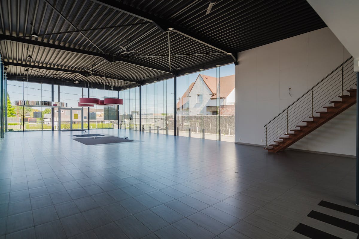 Showroom met ruime parking te koop in Zwevegem - foto 4