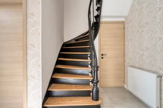 <p>Deze ruime burgerwoning werd in 2024 onder handen genomen met een totaalrenovatie. Het pand werd volledig gestript, uitgegraven en heropgebouwd om tot dit prachtige resultaat te komen. Een combinatie van Brugse charme met hedendaagse woonnormen klaar voor zijn 1ste bewoners. Een renovatie met oog voor detail, zo werd de nieuwe trap tot de zolderverdieping identiek nagemaakt naar de bestaande neoclassicistische trap. Gelegen in één van de mooiste wijken van Brugge, vlakbij de Sint-Annakerk, is iedere wandeling van en naar de woning een aangename ervaring. De wijk werd eveneens nog recent opnieuw mooi aangelegd. <br /><br />De indeling is als volgt; <br />Gelijkvloers: Inkomhal, wasplaats, wc, living, eethoek, keuken, koer met berging. <br />1ste verdieping: Royale slaapkamer met badkamer en dressinghoek. <br />2de verdieping: Slaapkamer 2, 3, 4 en badkamer. <br />3de verdieping: Slaapkamer 5 met eigen badkamer. <br /><br />De ideale gezinswoning, B&amp;B, woning met praktijkruimte(s),... <br /><br />Contacteer Nathan voor een bezoek of meer informatie:<br />0471 49 45 39<br />nathan.peellaert@albert.immo</p>