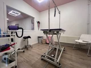 Deze heel goed onderhouden en momenteel verhuurde opbrengsteigendom vinden we in hartje centrum Zottegem op commerciële ligging. Op het...