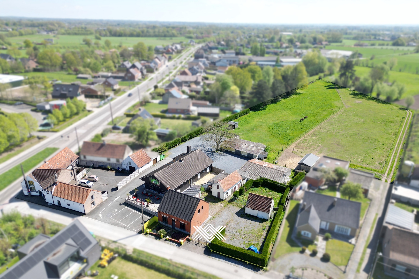 Veelzijdige eigendom met woningen, handelspand en weide - foto 1