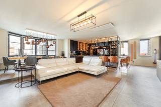 Op een gegeerde locatie in het bruisende hart van het Eilandje: wonen in het Koninklijke Entrepot. <br /><br />Dit drie-slaapkamer appartement bevindt zich op de 6de verdieping van het Koninklijk Entrepot op het Eilandje. De grandeur van dit gebouw, met fenomenaal zicht op het water en zijn omliggende restaurantjes, geven een blijvend vakantiegevoel aan het appartement.<br />In de zonnige leefruimte geniet u onmiddellijke het wijdse zicht over het Willemdok en het MAS. Aanpalend open keuken voorzien van alle comfort. In de keuken is het gezellig vertoeven aan het kookeiland, lekker lang brunchen op zondag of een cosy apero. <br /><br />Rustig gelegen aan de achterzijde van het gebouw bevindt zich de master bedroom met ingemaakte kasten. En-suite badkamer uitgerust met een sauna, ligbad, inloopdouche en dubbele wastafel. Tweede en derde slaapkamer, telkens voorzien van inbouwkasten. <br /><br />Het royale appartement werd recent hoogwaardig gerenoveerd met aandacht voor de beste materialen. <br /><br />In de ondergrondse garage is een autostaanplaats inbegrepen alsook een gemeenschappelijke fietsenberging.<br /><br />Kortom, high-end afgewerkt appartement met frontaal zicht op het MAS op een toplocatie. <br /><br />Troeven: <br />- uitzonderlijke finishing<br />- schitterende locatie aan het MAS<br />- autostaanplaats