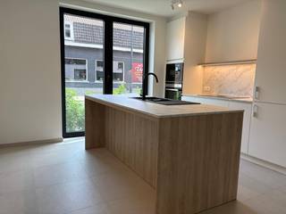 Luxueus wonen<strong> 6% BTW mogelijk.</strong><br /><br />Residentie Sint-Amandus biedt modern en comfortabel wonen op een toplocatie in het centrum van Zwevegem. De lichtrijke appartementen zijn afgewerkt met kwalitatieve, duurzame materialen en uitgerust met energiezuinige technieken. Dankzij de royale zuidwestgerichte terrassen geniet je van zicht op de groene binnentuin en ervaar je rust midden in het bruisende centrum.<br /><br />Indeling van dit appartement:<strong> ruime leefruimte </strong>met <strong>open keuken </strong>en <strong>eiland</strong>, een <strong>eetplaats </strong>een <strong>zithoek</strong>, een <strong>terras</strong>, een <strong>badkamer</strong>, <strong>2 slaapkamers</strong>, een <strong>apart toilet </strong>en een <strong>berging</strong>. <br /><br />Interesse en wenst u meer info? Contacteer Simon op 0471 547 642 - simon@dekeyser.immo of Leopold op 0499 618 354 - leopold@dekeyser.immo<br /><br /><br />Deze prijs is exclusief kosten