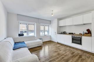<p>TOPPER! - <strong>epc A</strong> - Nabij het centrum van Ninove bevindt zich dit instapklaar en energetisch appartement(+/- 76 m²). Het EPC heeft label A. Het gebouw werd in 2009 en 2026 verbouwd en verkeert in nieuwe staat. Winkels, scholen en openbaar vervoer bevinden zich op een steenworp. Het appartement bevindt zich op het <strong>eerste verdiep</strong> en omvat een inkomhal, living met salon en eetplaats, een <strong>splinternieuwe keuken</strong>, een slaapkamer en een vernieuwde badkamer. Er is een <strong>mogelijkheid tot aankoop ruime kelderberging</strong>. Warmtepomp (lucht-lucht) - Buitenschrijnwerk in PVC met dubbele beglazing - Elektriciteit conform - Geen lift aanwezig.</p>