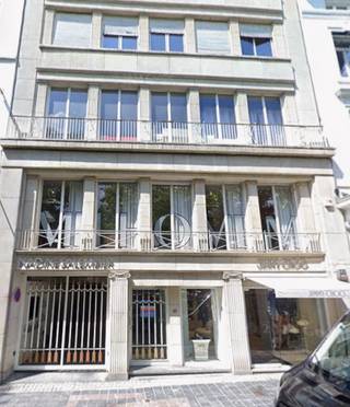 <p><strong>Te huur – Gerenoveerd kantoor van 130 m² met privatief terras – Louizawijk</strong></p>
<p>Gelegen aan de prestigieuze Waterloolaan, op wandelafstand van de Louizalaan, biedt dit volledig gerenoveerde <strong>kantoor van 130 m²</strong> een stijlvolle, rustige en functionele werkomgeving.</p>
<p>Het kantoor bevindt zich op de <strong>achterliggende gelijkvloerse verdieping</strong>, waardoor u geniet van optimale rust op een toplocatie in het hart van Brussel. De ruime open kantoorruimte biedt tal van indelingsmogelijkheden en is ideaal voor ondernemingen, vrije beroepen of consultancyactiviteiten. Bovendien beschikt het pand over een <strong>privatieve binnenkoer/terras</strong>, een aangename buitenruimte voor ontspanning of informele vergaderingen.</p>
<p>Dankzij de kwalitatieve afwerking, de royale ruimtes en de uitstekende ligging vormt dit kantoor een ideale uitvalsbasis voor elke professionele activiteit. Openbaar vervoer, winkels, restaurants en tal van voorzieningen bevinden zich op onmiddellijke nabijheid.</p>
<p><strong>Huurvoorwaarden</strong></p>
<p>De maandelijkse lasten bedragen <strong>€150</strong> en hebben uitsluitend betrekking op de gemeenschappelijke kosten van het gebouw. De privatieve verbruiken zijn ten laste van de huurder. Het pand is <strong>onmiddellijk beschikbaar</strong>.</p>
<p>Een unieke opportuniteit om uw onderneming te vestigen in een van de meest gegeerde en prestigieuze wijken van Brussel.</p>