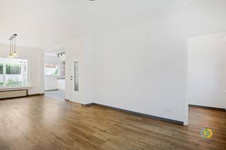 <p><span>Deze verzorgde bel-etage is gelegen in een residentiële woonwijk, in een rustige doodlopende straat, en combineert een aangename woonomgeving met een vlotte bereikbaarheid naar Brussel, winkels, scholen en openbaar vervoer. Dankzij het gunstige EPC B en de conforme elektrische installatie geniet u bovendien van een energiezuinige en instapklare woning. Op het gelijkvloers bevinden zich een ruime inkomhal, een garage met extra bergruimte, een praktische wasplaats met aansluitingen voor wasmachine en droogkast en een vernieuwde cv-ketel. Vanuit de berging heeft u rechtstreeks toegang tot de gezellige stadstuin. Een gastentoilet vervolledigt deze verdieping. De eerste verdieping vormt het hart van de woning met een lichtrijke leefruimte en een recent vernieuwde, volledig uitgeruste open keuken. De grote raampartijen zorgen voor een aangename natuurlijke lichtinval. Aansluitend bevindt zich een aparte bureauruimte, ideaal voor thuiswerk. Wie een grotere leefruimte wenst, kan het bureau integreren. Via de keuken bereikt u de veranda met toegang tot de tuin. Op de tweede verdieping vindt u twee volwaardige slaapkamers, een derde kamer die perfect dienst kan doen als kinderkamer, dressing of bureau, en de badkamer. Tot slot beschikt de woning over een ruime zolder die, mits het plaatsen van een vaste trap en de nodige werken, kan worden ingericht als een of zelfs twee slaapkamers. Een instapklare gezinswoning met veel licht, uitbreidingsmogelijkheden en een bijzonder rustige ligging.</span></p><p><span> </span></p>