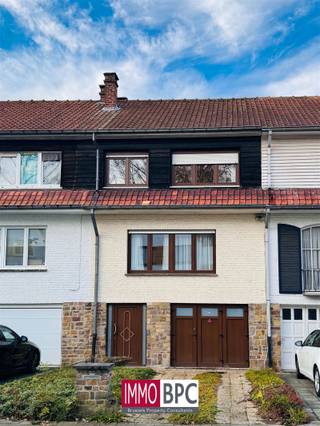 Deze gezellige woning biedt een solide basis voor wie op zoek is naar een comfortabele gezinswoning met potentieel. Met drie slaapkamers, een...