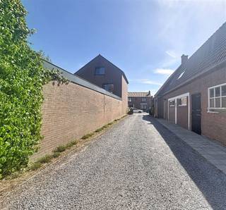 In het charmante Eede, op een rustige en groene locatie vlakbij de Belgische grens, bevindt zich deze uitzonderlijke woning met enorm veel potentieel. Een unieke kans voor wie droomt van ruimte, rust en landelijk wonen in een karaktervolle woning die grotendeels reeds gerenoveerd werd. Met enkele afwerkingen naar eigen smaak creëert u hier zonder twijfel uw absolute droomhuis. Deze woning heeft o.a. 4 slaapkamers, dressing, grote badkamer etc. Verder geniet deze eigendom van uitzonderlijk veel extra ruimte, waaronder: werkplaats atelier ruime berging bureau speelruimte garage overdekte staanplaats voor 4 wagens De lange aangelegde oprit verwelkomt u stijlvol op het perceel. Buiten vindt u een prachtig aangelegde tuin met moestuin, diverse planten, volwassen bomen en adembenemende verzichten over de omliggende velden en natuur. Een zeldzaam aanbod voor wie op zoek is naar charme, ruimte, rust en mogelijkheden op een toplocatie in het groen. Een echt pareltje dat u gezien moet hebben. Deze woning wordt aangeboden met een startprijs!