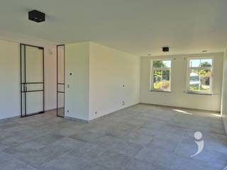 <p><span>Nieuwbouw halfopen woning met prachtige ligging.<br />Deze woning is gelegen in een groene en rustige omgeving.<br />Er is een ruime inkom met apart toilet en technische ruimte die ook ruim genoeg is om fietsen te stallen.<br />De lichtrijke leefruimte heeft een prachtig uitzicht op een mooie tuin en een ruim zonnig terras.<br />De keuken is voorzien van een eiland met veel opslagruimte en allerhande handige ingebouwde toestellen ( Afwasmachine, inductie kookplaat, wastafel, oven, frigo) </span></p><p><span>Naast deze keuke is er nog een extra berging met wasplaats.<br />Via de nachthal op de 1e verdieping bereiken we de slaapkamers en een badkamer. Hier is ook een extra toilet. <br />Er zijn op deze verdieping 3 ruime slaapkamers.</span></p><p><span>De badkamer is voorzien van een dubbele wastafel, een bad en een douche.</span></p><p><span>via de nachthal kan men dan nog 1 gigantische slaapkamer bereiken alsook een extra technische ruimte.<br />Voor de woning is er een oprit met plaats voor meerdere wagens. Deze is momenteel in aanleg.<br /><br /></span></p><p><span>De tuin loopt over in weilanden en het is ideaal om hier tot rust te komen.<br />Deze woning is bewoonbaar vanaf augustus 2026.</span></p><p><span>Deze woning is </span><span>niet </span><span>bemeubeld.<br />Dankzij de strenge bouwnormen is deze woning enorm zuinig in verbruik. Er zijn zonnepanelen aanwezig alsook een waterontharder.</span></p><p><span> </span></p><p><span>Interesse? Vraag uw bezoek aan via onze website!</span></p><p><span> </span></p>