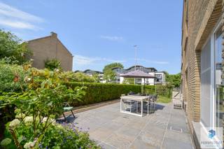 <br />SINT-KRUIS – Richtprijs: €299.000 - Groot gelijkvloers hoekappartement (136 m²) – 3 slaapkamers – 2 terrassen - mogelijkheid tot aankoop van de dubbele garage.<br /><br />Dit ruim en lichtrijk gelijkvloers hoekappartement heeft een bewoonbare oppervlakte van 136 m² en is gelegen in een rustige, residentiële omgeving.<br />Het appartement beschikt over 3 volwaardige slaapkamers, 2 ruime terrassen, binnenkoer, groot terras, tuin en grote privatieve garage met oprit maakt het geheel compleet.<br />Indeling:<br />Inkomhal met gang/nachthal, twee praktische bergingen, apart toilet, ruime en gezellige leefruimte, aparte keuken, drie grote slaapkamers en een badkamer.<br />Buiten is er een terras &amp; tuin aan de voorzijde van de residentie: ca. 120 m² en een terras aan de slaapkamers van de residentie: ca. 60 m². Zeer ruime garage met oprit en <br />gemeenschappelijke fietsenberging.<br /><br /><strong>Extra informatie:</strong><br />Mogelijkheid tot aankoop van de dubbele garage aan € 49.000<br /><br />Contacteer PERSPECTIEF VASTGOED – 7 op 7 bereikbaar – voor meer informatie of een bezoek.<br />Bel 050/550.750 of mail naar info@perspectiefvastgoed.be.
