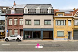 Uniek pand op een commerciële ligging, op wandelafstand centrum Wevelgem <br /><br />Ontdek deze unieke opportuniteit: een instapklare woning op een uitstekende commerciële ligging, perfect voor wie wonen en ondernemen wil combineren. Deze eigendom biedt niet alleen een volledig gerenoveerde en stijlvolle woonruimte, maar beschikt ook over een ruime toonzaal met grote raampartijen die zorgen voor maximale zichtbaarheid en natuurlijke lichtinval.<br />Indeling en troeven:<br />Moderne, lichtrijke leefruimte met open keuken<br />Meerdere slaapkamers en een eigentijdse badkamer<br />Professioneel ingerichte toonzaal of winkelruimte met aparte ingang<br /><br />Ideaal voor zelfstandigen, vrije beroepen of kangoeroewoning.<br /><br />De woning heeft de volgende indeling:
<ul>
	<li>Aan gevelzijde enerzijds dubbele garage en anderzijds een winkelruimte van 52m²</li>
	<li>Prachtige vernieuwde leefruimte met open keuken met een oppervlakte van 72m²</li>
	<li>Afzonderlijk toilet met lavabo</li>
	<li>Leef- praktijk- of slaapkamers 30m²</li>
	<li>Wasplaats</li>
	<li>Berging</li>
	<li>Terras met een zeer ruime tuin van 350m²</li>
	<li>Kelder</li>
</ul>
1<sup>STE</sup> VERDIEP:

<ul>
	<li>Trap- en nachthal</li>
	<li>Leidingen voorzien voor een 2<sup>de</sup> keuken</li>
	<li>Grote badkamer met inloopdouche, lavabomeubel en toilet</li>
	<li>3 ruime slaapkamers</li>
	<li>Dressing</li>
</ul>
2<sup>DE</sup> VERDIEP/ZOLDER:

<ul>
	<li>Vaste trap</li>
	<li>3 extra slaapkamers</li>
	<li>Grote geïsoleerde zolder voor 4 extra kamers</li>
</ul>
Divers: Instapklare gerenoveerde (in 2016)woning, met o.a.: splinternieuw dak, nieuwe elektriciteit, overal centrale verwarming met Viesman brander, overal nieuwe ramen met hoogrendementsglas (advanced glas).<br /><br />Gelegen op een strategische locatie met veel passage en visibiliteit. Dankzij de gunstige ligging zijn zowel het centrum, winkels, scholen als openbaar vervoer vlot bereikbaar.<br />Deze eigendom combineert het beste van twee werelden: comfortabel wonen én professioneel ondernemen, allemaal onder één dak.<br />Een unieke kans die je niet mag missen! Neem vandaag nog contact met ons op voor een bezoek.<br /> 
