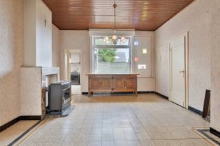 Eigendom met tal van mogelijkheden ...Werkelijk in het centrum van Lauwe vinden we deze woning terug. We stappen deze binnen via de inkomhal en komen...