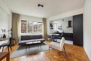 In de charmante Belegstraat, midden in het bruisende Antwerpen-Zuid, ontdek je deze smaakvol in 2019 gerenoveerde flat. Een plek waar rust en stadsleven perfect samenkomen: je woont hier heerlijk rustig, terwijl koffiebars, boetieks, musea en restaurants zich letterlijk om de hoek bevinden. Ook scholen, winkels en openbaar vervoer liggen op wandelafstand. Dankzij de vlotte verbindingen is dit bovendien een topligging voor wie comfort én dynamiek weet te appreciëren.<br /><br />Binnenkomen doen we in de  aangename lichtrijke leefruimte op warme blokjesparket, die naadloos overgaat in de open keuken. De grote raampartij zorgt voor een aangename lichtinval en versterkt het gevoel van ruimte.<br />Het appartement beschikt over één volwaardige slaapkamer, eveneens afgewerkt met parket. De stijlvolle badkamer is uitgerust met een inloopdouche, lavabomeubel en toilet. Verder is er voorzien in een privatieve kelderberging.<br /><br />Momenteel wordt dit één-slaapkamerappartement succesvol uitgebaat in korte termijnverhuur.  Het is bijzonder geliefd bij zakenreizigers, expats en levensgenieters die Antwerpen willen ontdekken. Het bewezen rendement maakt dit tot een interessante investeringsopportuniteit die je als nieuwe eigenaar moeiteloos kan verderzetten.<br /><br /><u>Extra troeven:</u><br />- Instapklaar<br />- EPC B<br />- Conforme elektriciteit<br />- Asbestveilig<br /><br />Kortom: een instapklaar appartement met alle hedendaagse comfort in een recent gerenoveerd gebouw, gelegen in één van de meest gegeerde buurten van Antwerpen-Zuid.<br />Een leuke opportuniteit voor zowel eigen bewoning als investering.<br />Mis deze kans niet!<br /><br />Wens je meer informatie of een bezichtiging? Mail naar info@wellimmo.net of bel 03/225 00 68.