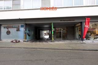 Deze afgesloten garagebox situeert zich aan de Vanden Tymplestraat 37. De ondergrondse garage wordt afgesloten met een elektrische poort die...