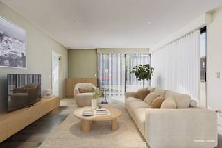 Voor meer info en foto’s, surf naar www.swevers.be – Deze recente, volledig gelijkvloerse bungalow aan de M. Scheperslaan 164 in Heusden-Zolder combineert comfortabel wonen, energiezuinigheid en een praktische indeling. De woning werd gebouwd in 2020, is instapklaar en onmiddellijk beschikbaar. Met een bewoonbare oppervlakte van 120 m² bevindt alles zich op één niveau. De ruime en lichtrijke living sluit aan op de keuken en biedt volop plaats voor een gezellige zit- en eethoek. Verder beschikt de woning over twee slaapkamers, een centraal gelegen badkamer, een praktische berging en twee toiletten. Ook buiten is er heel wat ruimte. Het perceel van 493 ca beschikt over een aangename tuin, een aparte garage, carport en tuinhuis. Zo zijn er voldoende parkeer- en opbergmogelijkheden. Op energetisch vlak scoort deze bungalow uitstekend met EPC-label A, een warmtepomp en maar liefst 19 zonnepanelen. Daarnaast zorgen airconditioning en elektrische rolluiken voor extra comfort. De ligging biedt een goede combinatie van rust en bereikbaarheid. School, openbaar vervoer, ontspanning en restaurants bevinden zich op korte afstand. Winkels en de snelweg zijn eveneens vlot bereikbaar. Een ideale woning voor wie gelijkvloers, modern en energiezuinig wil wonen met alle comfort binnen handbereik. Voor meer informatie, bel 011 255 155. Bron bewoonbare oppervlakte: EPC – verslag.