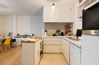 <p>Ideaal gelegen in de Brusselse Vijfhoek, dicht bij talrijke winkels en het historische centrum, op de 4e verdieping van een modern gebouw van 2010, bieden wij u dit prachtige appartement van 97m2 + terrassen. Het bestaat uit een inkomhal, grote lichtrijke woonkamer (41 m²) met open keuken, twee grote terrassen, twee slaapkamers (25 m² en 12 m²), een doucheruimte en een badkamer, apart toilet en een wasruimte. Kelder. EPC B. Dit appartement zal u bekoren met zijn geweldige locatie, ruime woonkamer en zijn privébuitenruimtes! Een bezoek is een must!</p>