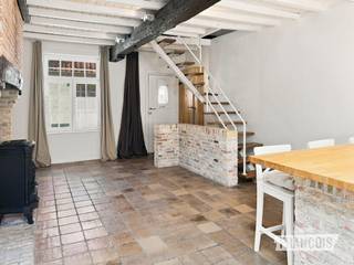 Deze woning is gelegen in de Rolweg, in het centrum van Brugge. Restaurants, cafés en winkels bevinden zich op wandelafstand. Ondanks de centrale ligging is de woning rustig gelegen en bevindt ze zich buiten de grootste toeristische drukte.<br /><br />De woning combineert een charmante afwerking met authentieke elementen. Bij het binnenkomen bevindt zich de lichtrijke leefruimte met open keuken. De keuken is voorzien van de nodige toestellen, waaronder een vaatwasser, ingebouwde koelkast, oven en gasfornuis.<br /><br />De badkamer beschikt over een regendouche, wastafel en toilet. Bij de renovatie werd aandacht besteed aan het behoud van de authentieke uitstraling van de woning. Op de verdieping is er één ruime slaapkamer. Achteraan bevindt zich een stadskoer. <br /><br />Een woning met een centrale ligging in Brugge, geschikt voor wie op zoek is naar een karaktervolle stadswoning met hedendaags comfort.<br /><br />Deze woning is ideaal voor een koppel, alleenstaande of als tweede verblijf.<br /><br />Ziet u zichzelf al in deze woning? Contacteer Giovanni op 0468 43 21 35 of giovanni@immofrancois.be<br /><br />