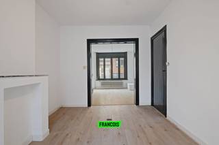 Deze ruime woning is gelegen op een gunstige locatie nabij het centrum van Oostende. Er zal talrijke buurtwinkels in de omgeving, alsook is er tal van groen en bereikt u het strand in een handomdraai. <br /><br />De woning is ruim en biedt heel wat mogelijkheden. <br /><br />Indeling;<br /><br />gelijkvloers: inkomhal - leefruimte - keuken - toilet - buitenruimte<br /><br />verdieping 1: slaapkamer 1 - badkamer - leefruimte 2 (mogelijkheid tot extra slaapkamer)<br /><br />verdieping 2: slaapkamer 2<br /><br />Dankzij deze indeling kunt u de woning volledig naar eigen hand zetten. <br /><br />Bent u op zoek naar een ruime woonst op een gunstige locatie nabij het centrum van Oostende? Aarzel dan niet en neem contact op voor meer info of een afspraak! <br /><br />