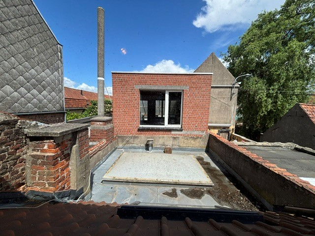 Centraal gelegen te moderniseren huisje met 2 slaapkamers , overdekt terrasje en klein ateliertje. - foto 5