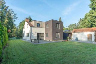 <p>Aan Klein Goorbleek 3 in Poppel vindt u deze sfeervolle recreatieve woning, rustig gelegen in de groene omgeving van Leiheide. De woning staat op een ruim perceel van maar liefst 1.044 m², waardoor er rondom volop ruimte is om te genieten van het buitenleven en de rust. Een fijne plek voor liefhebbers van natuur en ruimte.</p>
<p>De woonkamer verwelkomt u met een gezellige houtkachel, die op koude dagen zorgt voor een warme en huiselijke sfeer. De wenteltrap springt meteen in het oog en geeft het interieur een unieke uitstraling. De houten deuren doorheen de woning zorgen voor een landelijke sfeer en geven het geheel extra charme.</p>
<p>De moderne keuken is volledig uitgerust en biedt alles wat u nodig heeft om culinair aan de slag te gaan. Vanuit de keuken geeft een schuifdeur rechtstreeks toegang tot de tuin, ideaal om tijdens de zomermaanden binnen en buiten naadloos met elkaar te verbinden en optimaal te genieten van het buitenleven.</p>
<p>Gelijkvloers is er tevens een ruime slaapkamer voorzien, wat deze woning extra geschikt maakt voor wie liever niet (of niet altijd) de trap neemt. Dit maakt de woning bijvoorbeeld interessant voor wie ook op latere leeftijd comfortabel en praktisch wil wonen.</p>
<p>Daarnaast beschikt het gelijkvloers over een extra ruimte die naar wens kan worden ingericht als praktische berging of als extra slaapkamer.</p>
<p>Op de verdieping bevinden zich drie comfortabele slaapkamers, stuk voor stuk voorzien van aangename lichtinval en voldoende ruimte. Afhankelijk van uw wensen kunnen deze kamers ingericht worden als slaapvertrek, thuiswerkplek of logeerkamer. Hierdoor is er voldoende flexibiliteit voor verschillende woon- en gezinssituaties, of het nu gaat om een gezin met kinderen, thuiswerkers of mensen die graag logés ontvangen.</p>
<p>De ruime badkamer biedt alle comfort met een douche, ligbad en wastafel. Daarnaast is er een apart toilet aanwezig, wat extra privacy en gemak biedt.</p>
<p>Buiten geniet u van gezellige avonden aan de buitenbar, welke wordt verwarmd door een houtkachel. Ideaal om ook bij koelere temperaturen nog buiten te kunnen vertoeven.</p>
<p>Voor de dierenliefhebbers is er een kippenren aanwezig. Daarnaast zijn er verschillende (hout)hokken en bergingen aanwezig, ideaal voor het opbergen van tuingereedschap, brandhout, fietsen en andere spullen. Zo beschikt u buiten over heel wat praktische bergruimte en blijft alles netjes en overzichtelijk opgeborgen.</p>
<p><strong>Wie houdt van ruimte, groen en een rustige omgeving, vindt hier een plek met alle ingrediënten om er echt thuis te komen.</strong></p>
<p>Deze recreatieve woning combineert de charme van het buitenleven met het comfort van een goed ingerichte, functionele woning. Een zeldzame vondst in deze groene omgeving.</p>
<p>Wilt u het graag zelf ontdekken? Neem dan gerust contact met ons op voor meer informatie of het inplannen van een bezichtiging!</p>