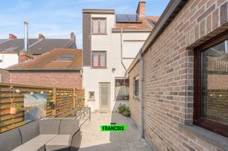 Ontdek deze charmante rijwoning (incl zonnepanelen) op een topligging in Tielt, op wandelafstand van het station, scholen en het bruisende stadscentrum. Gelegen in een rustige straat geniet je hier van de perfecte combinatie tussen bereikbaarheid en wooncomfort. Bij het betreden van de woning word je verwelkomd in een lichtrijke living waar grote raampartijen zorgen voor een aangename, open sfeer. Aansluitend is er een praktische keuken die alle mogelijkheden biedt voor wie graag kookt en gezellig samenleeft.<br /><br />De woning beschikt over drie slaapkamers, aangevuld met een extra ruimte die perfect kan dienen als dressing of bureau. Nog meer bergruimte vind je op de ruime zolder of in de kelder. De badkamer is functioneel ingericht en biedt alle nodige comfort.<br /><br />Buiten geniet je van een zonnig terras waar het heerlijk vertoeven is tijdens mooie dagen. Extra aanpalende bergruimte zorgt bovendien voor een praktische invulling van uw woonbehoeften.<br /><br />Kortom, deze woning is een ideale keuze voor wie op zoek is naar een instapklare thuis of investeringseigendom op een rustige, maar centrale locatie in Tielt.<br /><br />Contacteer ons snel voor een afspraak: 051 47 48 47 of Tielt@immofrancois.be