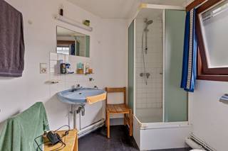 Licensed student house with certificates of conformity in a very convenient location in Ghent near various campuses. In addition, the building is located between Ghent-Sint-Pieters station and the historic center. The building consists of 5 entities including 3 studios and 2 rooms. The entities are always rented out immediately.Revenue: €1,820 per year, excluding costs. Compliant electrical inspection.