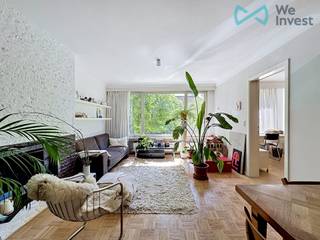 Op een uitstekende ligging in Deurne, aan de Menegemlei 36, bevindt zich dit k<strong>araktervolle appartement in een kleinschalig en rustig gebouw</strong> zonder vaste maandelijkse kosten.<br /><br />De woning is gelegen in een bijzonder aangename en geliefde buurt, met meerdere parken in de directe omgeving en een mooi zicht op groen, een ideale combinatie van rust en bereikbaarheid.<br /><br />Bij het betreden van het appartement komt u binnen in een ruime inkomhal. De leefruimte straalt warmte en authenticiteit uit dankzij de mooie parketvloer en charmante elementen.<br /><br />Het appartement beschikt over twee kamers: een ruime slaapkamer aan de achterzijde en een tweede, kleinere kamer aan de voorzijde, momenteel ingericht als bureau, maar perfect bruikbaar als volwaardige slaapkamer.<br /><br />Achteraan bevindt zich bovendien een klein, inpandig terrasje, omringd door groen, een aangename plek om tot rust te komen.<br /><br />De keuken en badkamer zijn functioneel, maar kunnen een opfrissing gebruiken, wat u de kans biedt om deze volledig naar eigen smaak in te richten.<br /><br />Extra troeven:<br />
<ul>
<li>Goede EPC-score</li>
<li>Kleinschalig gebouw zonder syndickosten</li>
<li>Rustige ligging met groen zicht</li>
<li>Authentieke elementen</li>
</ul>
<br />Verder kan je je fiets in de ruime gemeenschappelijke inkomhal plaatsen en beschikt het appartement nog over een private kelderberging.<br />De elektrische installatie is nog niet conform.<br /><br />Kortom, een ideaal appartement voor wie op zoek is naar charme, rust en potentieel op een toplocatie in Deurne. Interesse? Maak snel je afspraak!