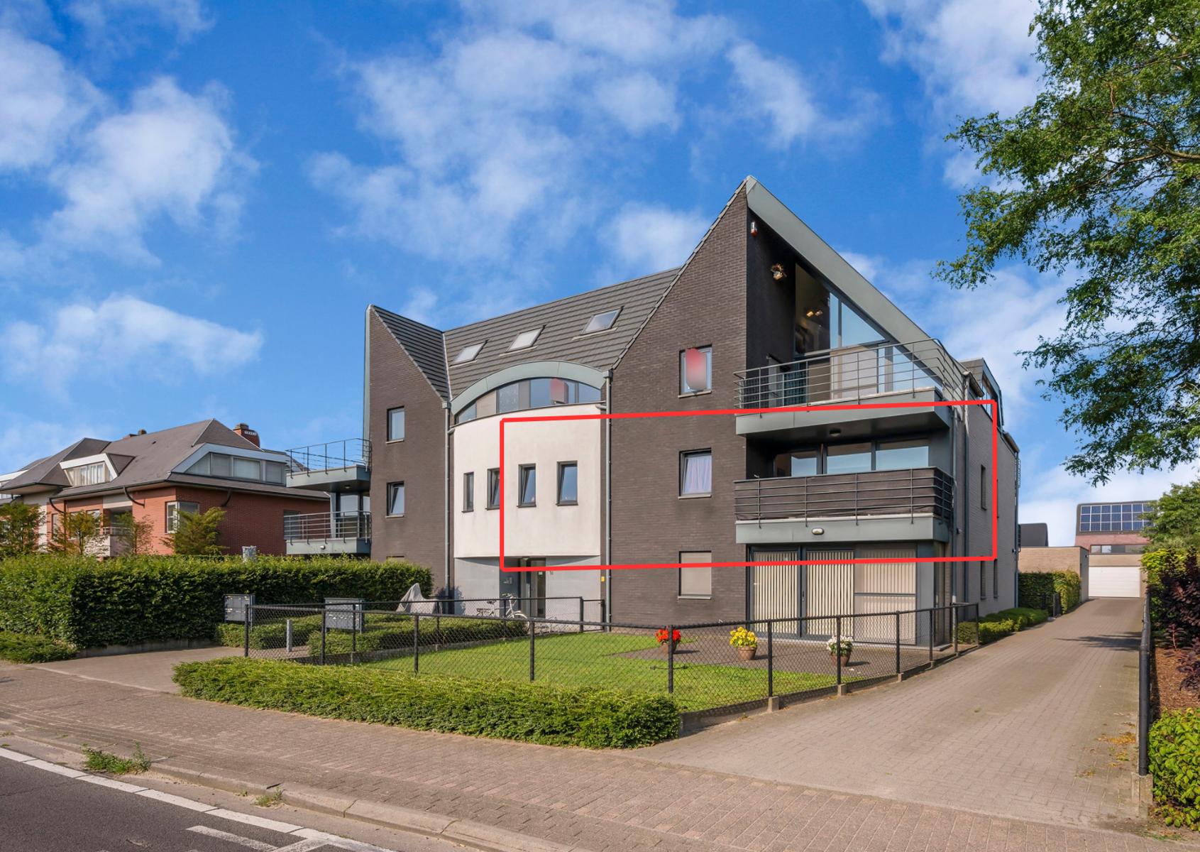 Modern &amp; lichtrijk appartement met terras, 2 slaapkamers en garagebox in Minderhout (Hoogstraten)! - foto 1