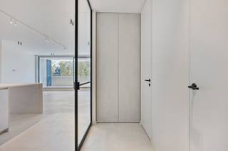 <p><strong>Prestigieus nieuwbouwproject “The Ensemble” in het hart van Assenede, waar stijl en comfort samenkomen in een unieke, karaktervolle omgeving.</strong><br /><br /><strong>Indeling<br /></strong>Via de inkom betreedt men het appartement op de tweede verdieping. Men komt meteen uit in een hal met <strong>ingemaakte kast</strong>, een ruime technische berging met plaats voor een wasmachine/droogkast en extra koelkast en/of diepvries, evenals een apart gastentoilet.<br /><br />Via de <strong>stalen deur</strong> bereikt men de <strong>moderne leefkeuken</strong> met aansluitende leefruimte. Deze geniet van veel lichtinval en geeft uit op het <strong>prachtig terras.</strong><br /><br />Vanuit de leefruimte bereikt men de slaapkamer, voorzien van een <strong>ingemaakte kastenwand</strong> en een <strong>ensuite badkamer</strong> met ligbad en tweede toilet.<br /><br /><strong>Omschrijving<br /></strong><strong>“The Ensemble” omvat een exclusief geheel van 10 luxueuze appartementen en 1 handelsruimte (opsplitsbaar in 4)</strong>, ontworpen in een <strong>verfijnde, moderne architectuur</strong> geïnspireerd op de elegante kuststijl. Elk appartement straalt <strong>licht</strong>, <strong>ruimte</strong> en <strong>klasse</strong> uit, met een hoogwaardige afwerking en oog voor detail.<br /><br />De appartementen zijn zorgvuldig ingedeeld om <strong>maximaal wooncomfort</strong> te bieden en genieten van een harmonieuze <strong>combinatie van moderne luxe en tijdloze esthetiek</strong>. Grote raampartijen zorgen voor een overvloed aan <strong>natuurlijk licht</strong> en creëren een aangename woonbeleving.<br /><br />Voor elk appartement is er de mogelijkheid om één ondergrondse autostaanplaats aan te kopen. Prijzen vanaf €37.500,- per autostaanplaats. Daarnaast beschikt het project over een <strong>gemeenschappelijke ondergrondse fietsenstalling</strong>, wat bijdraagt aan het praktische en duurzame karakter van het geheel. <strong>De prijzen zijn excl. BTW</strong>. Mogelijkheid tot 6%.<br /><br /><strong>Ligging:<br /></strong><strong>“The Ensemble”</strong> is uitstekend gelegen op de <strong>Markt van Assenede</strong>, in de Stadhuisstraat, pal naast het stadhuis en met een prachtig zicht op de kerk. U geniet hier van een <strong>centrale ligging</strong> met <strong>alle voorzieningen, winkels en horeca op wandelafstand</strong>, terwijl u tegelijkertijd woont in een charmante en sfeervolle omgeving.<br /><br /><strong>Een unieke kans voor wie op zoek is naar exclusief wonen of een waardevolle investering in het centrum van Assenede.</strong></p>