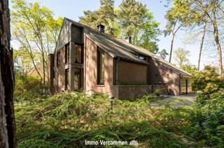 <p><span>In een uiterst residentiële en gegeerde omgeving, vlakbij het meer van Keerbergen, bevindt zich deze karaktervolle en statige villa met een royale bewoonbare oppervlakte van maar liefst 377 m². Gelegen op een perceel van 3.293 m² geniet deze eigendom van rust, privacy en een groene omgeving.</span></p><p><span><br />Via de inkomhal met gastentoilet betreedt u de woning. De ruime en lichtrijke living sluit naadloos aan op de eetkamer, ideaal voor gezellige familiemomenten en ontvangsten. De volledig geïnstalleerde keuken biedt alle comfort voor de kookliefhebber. Verder vindt u op dit niveau een praktische wasplaats/berging, een vernieuwde badkamer en een dubbele garage. De ruime overloop geeft toegang tot vier royale slaapkamers, elk met voldoende ruimte en lichtinval. De tweede badkamer is uitgerust met zowel een bad als een douche, wat zorgt voor optimaal comfort voor het hele gezin. Tenslotte beschikt de woning over een bergzolder, ideaal voor extra opslagruimte.</span></p><p><span> </span></p><p><span>Buiten is het heerlijk vertoeven in de knap aangelegde tuin met aangelegd fietspad voor kinderen, en op het overdekte en verwarmde terras.</span></p><p><span>De dubbele, inpandige garage en lange oprijlaan zorgen voor meer dan voldoende parkeergelegenheid.</span></p><p><span> </span></p><p><span>Deze eigendom is de ideale combinatie van ruimte, comfort en ligging, perfect voor wie op zoek is naar een exclusieve woonbeleving in een groene en rustige omgeving.</span></p><p><span> </span></p><p><span> </span></p>