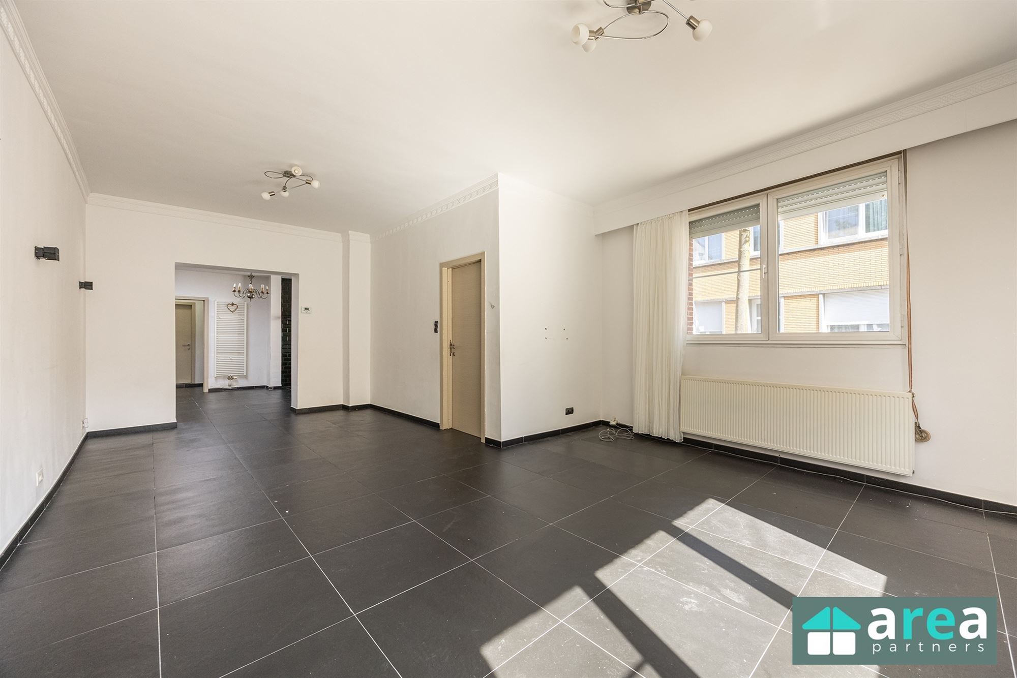 Ruime hoekwoning met twee tot drie slaapkamers en garage - foto 2