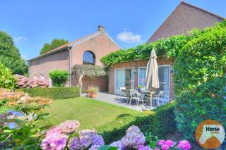 GOOIK - Luxueus afgewerkte hoeve met bijgebouw en aanpalende weide<br /><br />Deze prachtige, volledig instapklare hoeve is gelegen vlak aan het natuurgebied Kesterheide. Op het gelijkvloers bestaat de woning uit een inkomhal met gastentoilet, een volledig ingerichte bureauruimte, een gezellige zithoek, een ruime eetplaats en een volledig ingerichte keuken met prachtig uitzicht en aanpalende berging. <br />Op de eerste verdieping bevinden zich 2 ruime slaapkamers, een badkamer en een derde master bedroom met dressing en eigen badkamer. De zolderverdieping omvat een vierde slaapkamer en berging. Alle kamers zijn voorzien van ingemaakte kasten. <br /><br />De originele schuur van de hoeve wordt gebruikt als opslagruimte en deels een zithoek/slaapkamer met wellnessruimte en zicht op het zwembad.<br />De multifuctionele schuur kan omgebouwd worden tot hobbyruimte, praktijk, zorgwoning,.... De twee afzonderlijke toegangspoorten bieden hierbij ook een voordeel.<br />Achter de volledig aangelegde tuin en de binnenkoer is nog een kleine stalling met aanpalende weide. <br />De eigendom biedt met zijn verschillende terrassen, zwembad en prachtig aangelegde tuin op elk moment een plek om volledig tot rust te komen. <br /><br />Rust, klasse en kwalitatieve afwerking zijn de troeven van deze eigendom.<br /><br />Voor meer info of bezoek: 053/60.65.66